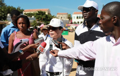 고레섬 청소에 앞서 인터뷰하는 김형국 대사