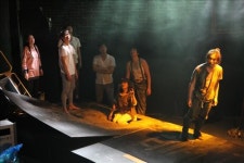 <공연리뷰> 연극 길바닥에 나앉다