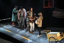 <공연리뷰> 연극 길바닥에 나앉다