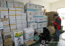 구호물품 점검하는 면사무소 직원들