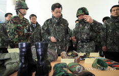 방한 피복 살피는 김황식 총리