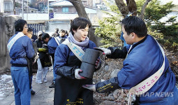 <카메라뉴스> 비티비재단 `사랑의 연탄배달 봉사