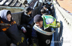<카메라뉴스> 비티비재단 `사랑의 연탄배달 봉사