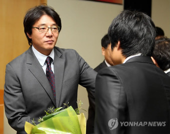 황선홍 포항 감독 선수들과 인사