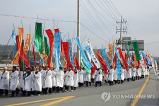 412년만의 재현 이 충무공 운구행렬 이틀째