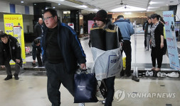 찜질방 나서는 연평도 주민들