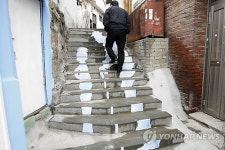 벽화로 화사하게 변신한 장수마을