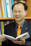 고향소재 수필집 인세로 母校 도서관 꾸며