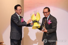 원로배우 신영균씨 국회대상