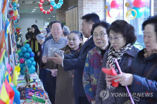 어르신들이 그동안 배운 작품활동 뽐내요