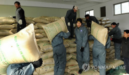 추곡수매 쌀 옮기는 장병들