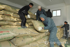 추곡수매 쌀 옮기는 장병들