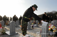 천안함 생존장병들 46용사 특별묘역 참배