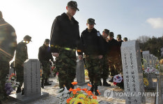 천안함 생존장병들 46용사 특별묘역 참배