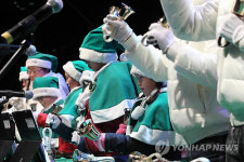 핸드벨 캐롤송이 울려퍼지고