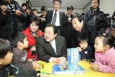 김무성, 김포거주 연평 어린이집 방문