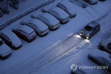 폭설 뚫고 출근하는 강원 주민