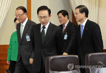 국무회의 참석하는 이 대통령