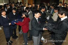 작아진 교복을 후배에게