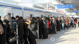 붐비는 경춘선 전철 춘천역