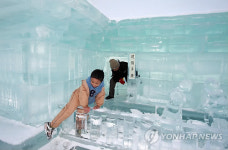 얼음 한옥이 신기해요!