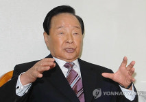 얘기 나누는 김영삼 전 대통령