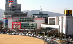 롯데마트-이마트 창원 유통대전 본격화