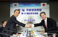 악수하는 한일국방장관