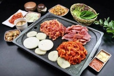 임응천의 돌판시대, 오리고기 무한리필로 주목받아