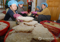 <카메라뉴스> 마을회관 할머니표 유과