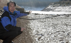 바닥을 드러낸 군산 무녀도 저수지