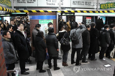 출근길 지하철2호선 고장, 시청역에 줄 선 시민들