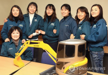 현대重 굴착기 설계실 장악한 여성 9인방