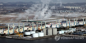 추위속 수증기 내뿜는 발전소