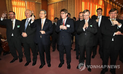 건배하는 김성환 장관