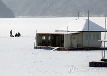 수상좌대 옆에서 빙어낚시
