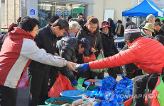 명절 앞둔 무주 시골장터 시끌벅적