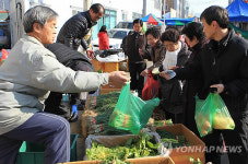 명절 앞둔 무주 시골장터 시끌벅적
