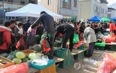 명절 앞둔 무주 시골장터 시끌벅적