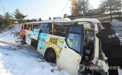 신공항고속道서 버스 전도..12명 경상