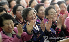 환한 웃음의 어르신