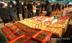 설 앞두고 붐비는 구월농산물도매시장