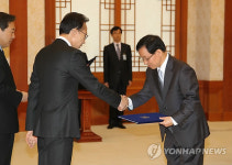 위촉장 받는 정창섭 지방분권촉진위원