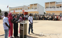 세네갈 중학교 준공식서 기념사 읽는 김형국 대사