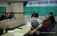축산농민과 대화하는 유정복 장관