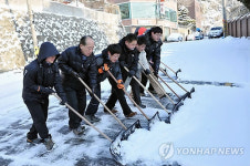 큰 눈.한파에 도로 꽁꽁..목포시 제설작업