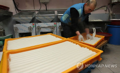 설 앞두고 바쁜 떡집