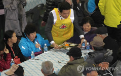 연평주민들에게 떡국 대접하는 송영길 인천시장