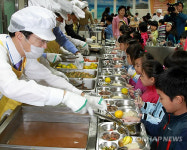서울 초교 무상급식 1~4학년으로 확정(종합)