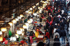 붐비는 수산시장